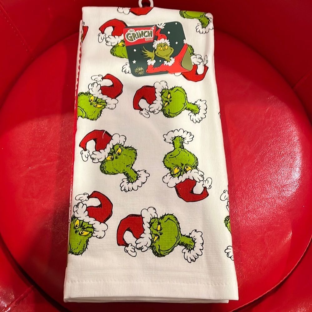 NWT The Grinch kitchen towels